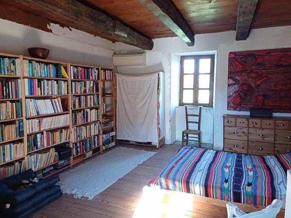 Située dans un petit hameau à moins de 3km de Lanuejouls, 20mn de Villefranche de Rouergue et 40 des portes de Rodez.