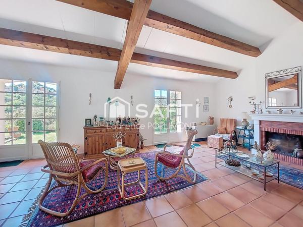 Bastide de 225 m2, 15 min de Saint-Tropez, plage à 10 min, village de Grimaud à pieds.