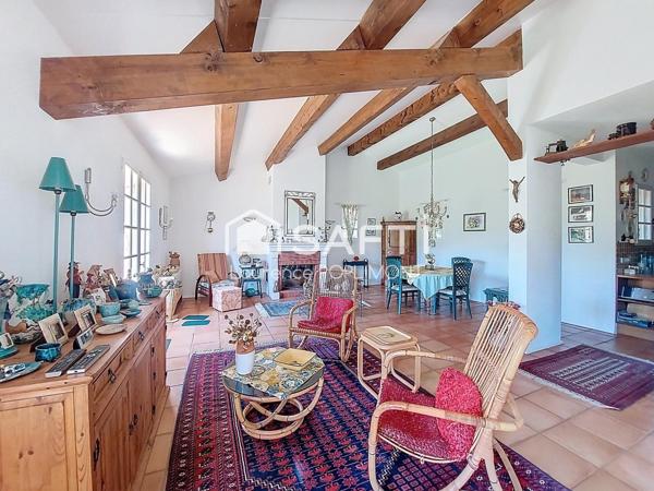 Bastide de 225 m2, 15 min de Saint-Tropez, plage à 10 min, village de Grimaud à pieds.