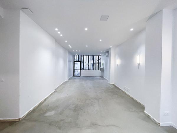 LOCAL COMMERCIAL - BUREAUX ATYPIQUES PARIS 20EME €1 512 000 ** - Référence 6391-JB