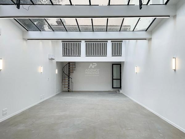 LOCAL COMMERCIAL - BUREAUX ATYPIQUES PARIS 20EME €1 512 000 ** - Référence 6391-JB
