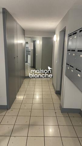 Bordeaux Centre Sud ,Entrée Rue de Pessac: T1 LIBRE avec balcon et possibilité d'un parking privatif !