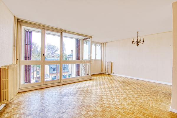 Versailles Montreuil St-Symphorien 4 pièces 100 m² situé au 3ème étage avec ascenseur, balcon et parking €645 000 ** - Référence 25511