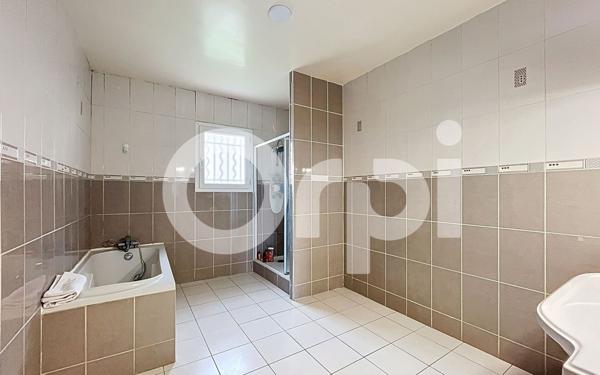 Maison à vendre    9 pièces •  Saint-Hilaire-Peyroux