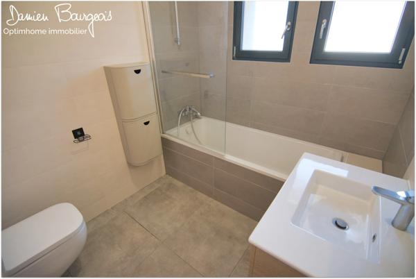 Appartement T4 avec balcon, véranda et 2 places de parking – Centre de Ségny