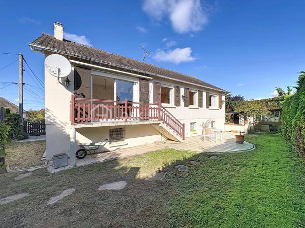 HOULGATE, au calme, à 1km à pied de la plage et du centre-ville, maison d'une superficie de 142,50 m² Loi BOUTIN offrant au rez-de-chaussée surélevé : entrée, pièce de vie avec cheminée donnant sur balcon, salle à manger, cuisine aménagée, dégagement, trois chambres, salle d'eau, wc séparés. Au rez-de-chaussée : garage, buanderie-chaufferie, deux chambres, salle de bain. Jardin clos environnant, terrasse exposée Sud-Ouest sans vis-vis, stationnement pour deux à trois véhicules. Store banne, volets électriques, beau potentiel d'aménagement. Organisez votre visite!