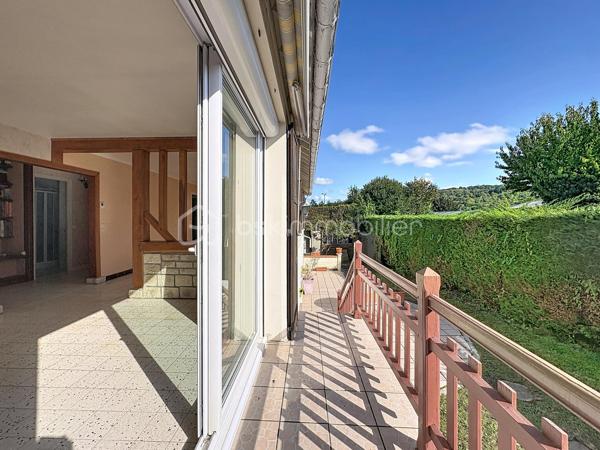 HOULGATE, au calme, à 1km à pied de la plage et du centre-ville, maison d'une superficie de 142,50 m² Loi BOUTIN offrant au rez-de-chaussée surélevé : entrée, pièce de vie avec cheminée donnant sur balcon, salle à manger, cuisine aménagée, dégagement, trois chambres, salle d'eau, wc séparés. Au rez-de-chaussée : garage, buanderie-chaufferie, deux chambres, salle de bain. Jardin clos environnant, terrasse exposée Sud-Ouest sans vis-vis, stationnement pour deux à trois véhicules. Store banne, volets électriques, beau potentiel d'aménagement. Organisez votre visite!