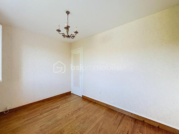 HOULGATE, au calme, à 1km à pied de la plage et du centre-ville, maison d'une superficie de 142,50 m² Loi BOUTIN offrant au rez-de-chaussée surélevé : entrée, pièce de vie avec cheminée donnant sur balcon, salle à manger, cuisine aménagée, dégagement, trois chambres, salle d'eau, wc séparés. Au rez-de-chaussée : garage, buanderie-chaufferie, deux chambres, salle de bain. Jardin clos environnant, terrasse exposée Sud-Ouest sans vis-vis, stationnement pour deux à trois véhicules. Store banne, volets électriques, beau potentiel d'aménagement. Organisez votre visite!