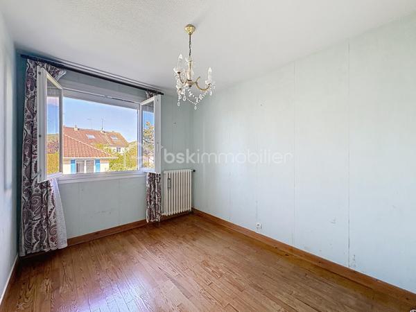HOULGATE, au calme, à 1km à pied de la plage et du centre-ville, maison d'une superficie de 142,50 m² Loi BOUTIN offrant au rez-de-chaussée surélevé : entrée, pièce de vie avec cheminée donnant sur balcon, salle à manger, cuisine aménagée, dégagement, trois chambres, salle d'eau, wc séparés. Au rez-de-chaussée : garage, buanderie-chaufferie, deux chambres, salle de bain. Jardin clos environnant, terrasse exposée Sud-Ouest sans vis-vis, stationnement pour deux à trois véhicules. Store banne, volets électriques, beau potentiel d'aménagement. Organisez votre visite!