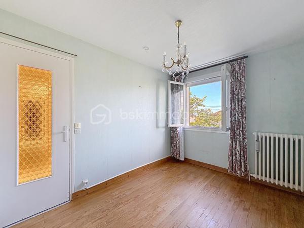 HOULGATE, au calme, à 1km à pied de la plage et du centre-ville, maison d'une superficie de 142,50 m² Loi BOUTIN offrant au rez-de-chaussée surélevé : entrée, pièce de vie avec cheminée donnant sur balcon, salle à manger, cuisine aménagée, dégagement, trois chambres, salle d'eau, wc séparés. Au rez-de-chaussée : garage, buanderie-chaufferie, deux chambres, salle de bain. Jardin clos environnant, terrasse exposée Sud-Ouest sans vis-vis, stationnement pour deux à trois véhicules. Store banne, volets électriques, beau potentiel d'aménagement. Organisez votre visite!