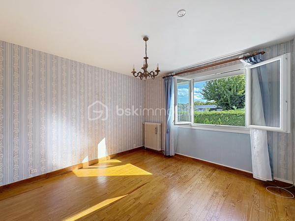 HOULGATE, au calme, à 1km à pied de la plage et du centre-ville, maison d'une superficie de 142,50 m² Loi BOUTIN offrant au rez-de-chaussée surélevé : entrée, pièce de vie avec cheminée donnant sur balcon, salle à manger, cuisine aménagée, dégagement, trois chambres, salle d'eau, wc séparés. Au rez-de-chaussée : garage, buanderie-chaufferie, deux chambres, salle de bain. Jardin clos environnant, terrasse exposée Sud-Ouest sans vis-vis, stationnement pour deux à trois véhicules. Store banne, volets électriques, beau potentiel d'aménagement. Organisez votre visite!