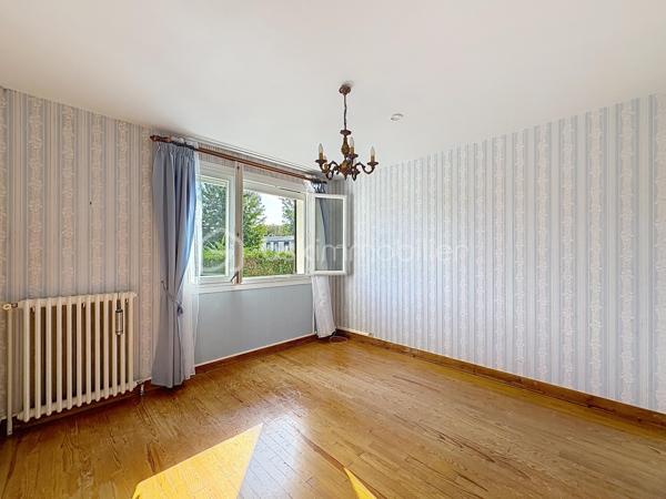 HOULGATE, au calme, à 1km à pied de la plage et du centre-ville, maison d'une superficie de 142,50 m² Loi BOUTIN offrant au rez-de-chaussée surélevé : entrée, pièce de vie avec cheminée donnant sur balcon, salle à manger, cuisine aménagée, dégagement, trois chambres, salle d'eau, wc séparés. Au rez-de-chaussée : garage, buanderie-chaufferie, deux chambres, salle de bain. Jardin clos environnant, terrasse exposée Sud-Ouest sans vis-vis, stationnement pour deux à trois véhicules. Store banne, volets électriques, beau potentiel d'aménagement. Organisez votre visite!
