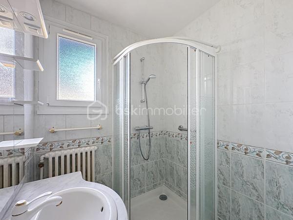 HOULGATE, au calme, à 1km à pied de la plage et du centre-ville, maison d'une superficie de 142,50 m² Loi BOUTIN offrant au rez-de-chaussée surélevé : entrée, pièce de vie avec cheminée donnant sur balcon, salle à manger, cuisine aménagée, dégagement, trois chambres, salle d'eau, wc séparés. Au rez-de-chaussée : garage, buanderie-chaufferie, deux chambres, salle de bain. Jardin clos environnant, terrasse exposée Sud-Ouest sans vis-vis, stationnement pour deux à trois véhicules. Store banne, volets électriques, beau potentiel d'aménagement. Organisez votre visite!