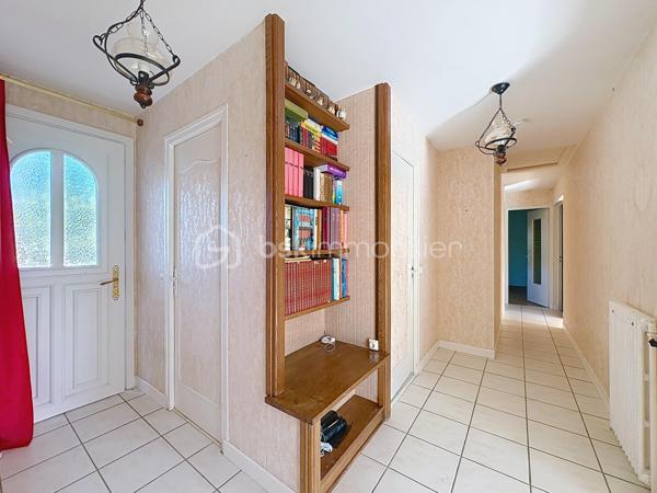 HOULGATE, au calme, à 1km à pied de la plage et du centre-ville, maison d'une superficie de 142,50 m² Loi BOUTIN offrant au rez-de-chaussée surélevé : entrée, pièce de vie avec cheminée donnant sur balcon, salle à manger, cuisine aménagée, dégagement, trois chambres, salle d'eau, wc séparés. Au rez-de-chaussée : garage, buanderie-chaufferie, deux chambres, salle de bain. Jardin clos environnant, terrasse exposée Sud-Ouest sans vis-vis, stationnement pour deux à trois véhicules. Store banne, volets électriques, beau potentiel d'aménagement. Organisez votre visite!