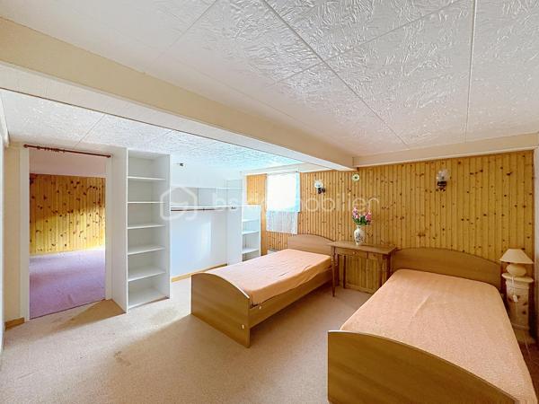 HOULGATE, au calme, à 1km à pied de la plage et du centre-ville, maison d'une superficie de 142,50 m² Loi BOUTIN offrant au rez-de-chaussée surélevé : entrée, pièce de vie avec cheminée donnant sur balcon, salle à manger, cuisine aménagée, dégagement, trois chambres, salle d'eau, wc séparés. Au rez-de-chaussée : garage, buanderie-chaufferie, deux chambres, salle de bain. Jardin clos environnant, terrasse exposée Sud-Ouest sans vis-vis, stationnement pour deux à trois véhicules. Store banne, volets électriques, beau potentiel d'aménagement. Organisez votre visite!
