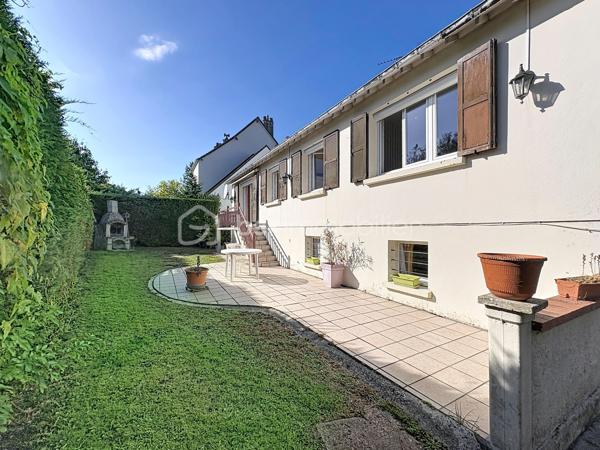 HOULGATE, au calme, à 1km à pied de la plage et du centre-ville, maison d'une superficie de 142,50 m² Loi BOUTIN offrant au rez-de-chaussée surélevé : entrée, pièce de vie avec cheminée donnant sur balcon, salle à manger, cuisine aménagée, dégagement, trois chambres, salle d'eau, wc séparés. Au rez-de-chaussée : garage, buanderie-chaufferie, deux chambres, salle de bain. Jardin clos environnant, terrasse exposée Sud-Ouest sans vis-vis, stationnement pour deux à trois véhicules. Store banne, volets électriques, beau potentiel d'aménagement. Organisez votre visite!