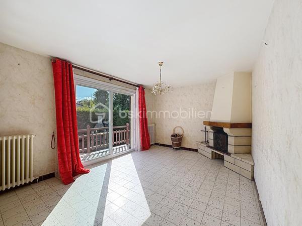 HOULGATE, au calme, à 1km à pied de la plage et du centre-ville, maison d'une superficie de 142,50 m² Loi BOUTIN offrant au rez-de-chaussée surélevé : entrée, pièce de vie avec cheminée donnant sur balcon, salle à manger, cuisine aménagée, dégagement, trois chambres, salle d'eau, wc séparés. Au rez-de-chaussée : garage, buanderie-chaufferie, deux chambres, salle de bain. Jardin clos environnant, terrasse exposée Sud-Ouest sans vis-vis, stationnement pour deux à trois véhicules. Store banne, volets électriques, beau potentiel d'aménagement. Organisez votre visite!