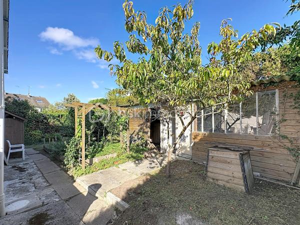 HOULGATE, au calme, à 1km à pied de la plage et du centre-ville, maison d'une superficie de 142,50 m² Loi BOUTIN offrant au rez-de-chaussée surélevé : entrée, pièce de vie avec cheminée donnant sur balcon, salle à manger, cuisine aménagée, dégagement, trois chambres, salle d'eau, wc séparés. Au rez-de-chaussée : garage, buanderie-chaufferie, deux chambres, salle de bain. Jardin clos environnant, terrasse exposée Sud-Ouest sans vis-vis, stationnement pour deux à trois véhicules. Store banne, volets électriques, beau potentiel d'aménagement. Organisez votre visite!