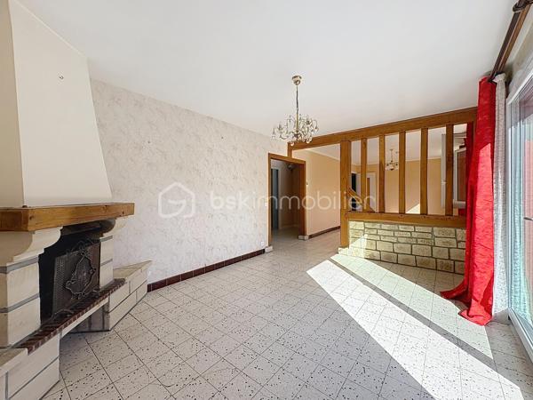 HOULGATE, au calme, à 1km à pied de la plage et du centre-ville, maison d'une superficie de 142,50 m² Loi BOUTIN offrant au rez-de-chaussée surélevé : entrée, pièce de vie avec cheminée donnant sur balcon, salle à manger, cuisine aménagée, dégagement, trois chambres, salle d'eau, wc séparés. Au rez-de-chaussée : garage, buanderie-chaufferie, deux chambres, salle de bain. Jardin clos environnant, terrasse exposée Sud-Ouest sans vis-vis, stationnement pour deux à trois véhicules. Store banne, volets électriques, beau potentiel d'aménagement. Organisez votre visite!