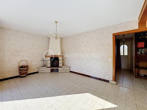 HOULGATE, au calme, à 1km à pied de la plage et du centre-ville, maison d'une superficie de 142,50 m² Loi BOUTIN offrant au rez-de-chaussée surélevé : entrée, pièce de vie avec cheminée donnant sur balcon, salle à manger, cuisine aménagée, dégagement, trois chambres, salle d'eau, wc séparés. Au rez-de-chaussée : garage, buanderie-chaufferie, deux chambres, salle de bain. Jardin clos environnant, terrasse exposée Sud-Ouest sans vis-vis, stationnement pour deux à trois véhicules. Store banne, volets électriques, beau potentiel d'aménagement. Organisez votre visite!