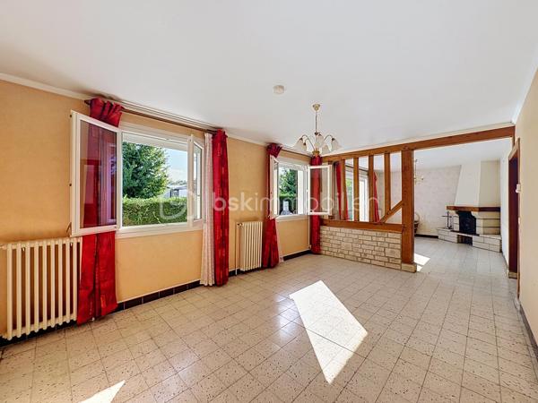 HOULGATE, au calme, à 1km à pied de la plage et du centre-ville, maison d'une superficie de 142,50 m² Loi BOUTIN offrant au rez-de-chaussée surélevé : entrée, pièce de vie avec cheminée donnant sur balcon, salle à manger, cuisine aménagée, dégagement, trois chambres, salle d'eau, wc séparés. Au rez-de-chaussée : garage, buanderie-chaufferie, deux chambres, salle de bain. Jardin clos environnant, terrasse exposée Sud-Ouest sans vis-vis, stationnement pour deux à trois véhicules. Store banne, volets électriques, beau potentiel d'aménagement. Organisez votre visite!