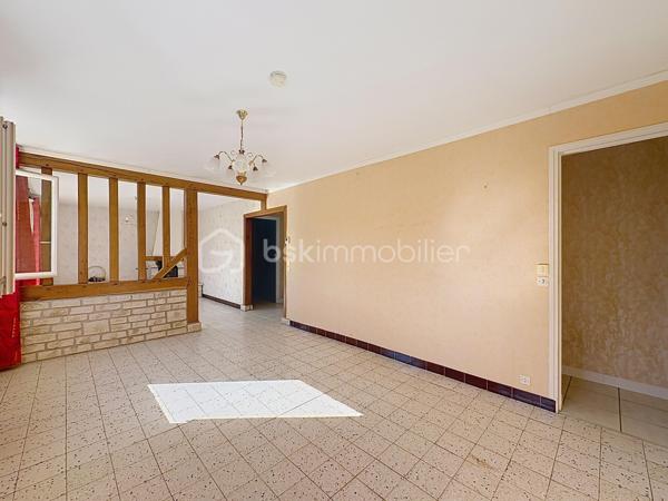 HOULGATE, au calme, à 1km à pied de la plage et du centre-ville, maison d'une superficie de 142,50 m² Loi BOUTIN offrant au rez-de-chaussée surélevé : entrée, pièce de vie avec cheminée donnant sur balcon, salle à manger, cuisine aménagée, dégagement, trois chambres, salle d'eau, wc séparés. Au rez-de-chaussée : garage, buanderie-chaufferie, deux chambres, salle de bain. Jardin clos environnant, terrasse exposée Sud-Ouest sans vis-vis, stationnement pour deux à trois véhicules. Store banne, volets électriques, beau potentiel d'aménagement. Organisez votre visite!