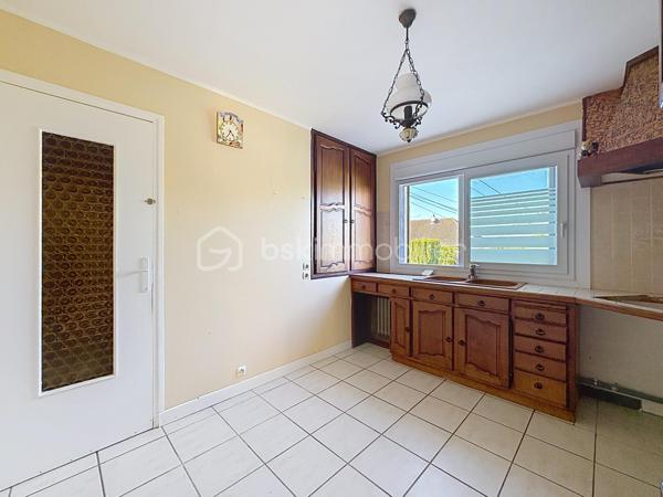HOULGATE, au calme, à 1km à pied de la plage et du centre-ville, maison d'une superficie de 142,50 m² Loi BOUTIN offrant au rez-de-chaussée surélevé : entrée, pièce de vie avec cheminée donnant sur balcon, salle à manger, cuisine aménagée, dégagement, trois chambres, salle d'eau, wc séparés. Au rez-de-chaussée : garage, buanderie-chaufferie, deux chambres, salle de bain. Jardin clos environnant, terrasse exposée Sud-Ouest sans vis-vis, stationnement pour deux à trois véhicules. Store banne, volets électriques, beau potentiel d'aménagement. Organisez votre visite!