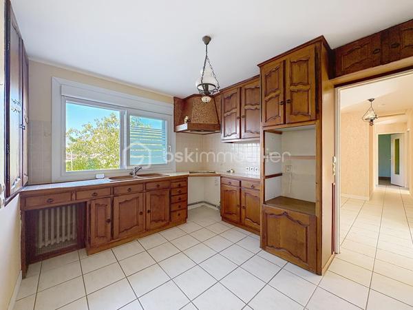 HOULGATE, au calme, à 1km à pied de la plage et du centre-ville, maison d'une superficie de 142,50 m² Loi BOUTIN offrant au rez-de-chaussée surélevé : entrée, pièce de vie avec cheminée donnant sur balcon, salle à manger, cuisine aménagée, dégagement, trois chambres, salle d'eau, wc séparés. Au rez-de-chaussée : garage, buanderie-chaufferie, deux chambres, salle de bain. Jardin clos environnant, terrasse exposée Sud-Ouest sans vis-vis, stationnement pour deux à trois véhicules. Store banne, volets électriques, beau potentiel d'aménagement. Organisez votre visite!