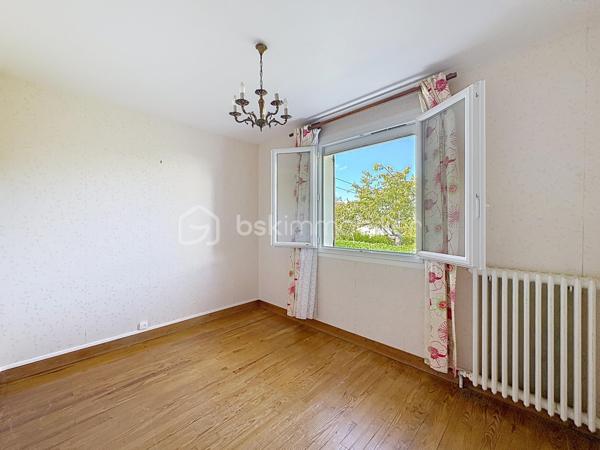HOULGATE, au calme, à 1km à pied de la plage et du centre-ville, maison d'une superficie de 142,50 m² Loi BOUTIN offrant au rez-de-chaussée surélevé : entrée, pièce de vie avec cheminée donnant sur balcon, salle à manger, cuisine aménagée, dégagement, trois chambres, salle d'eau, wc séparés. Au rez-de-chaussée : garage, buanderie-chaufferie, deux chambres, salle de bain. Jardin clos environnant, terrasse exposée Sud-Ouest sans vis-vis, stationnement pour deux à trois véhicules. Store banne, volets électriques, beau potentiel d'aménagement. Organisez votre visite!
