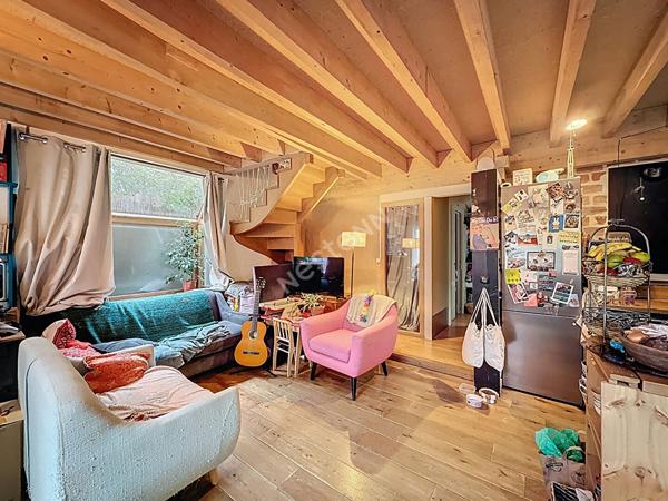 BAGNOLET COTE LES LILAS, AU CALME D'UNE SENTE A 650 METRES DU METRO MAIRIE DES LILAS, MAISON D'ARCHITECTE ALLIANT LE BOIS ET LE VERRE.