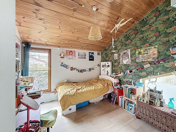 BAGNOLET COTE LES LILAS, AU CALME D'UNE SENTE A 650 METRES DU METRO MAIRIE DES LILAS, MAISON D'ARCHITECTE ALLIANT LE BOIS ET LE VERRE.