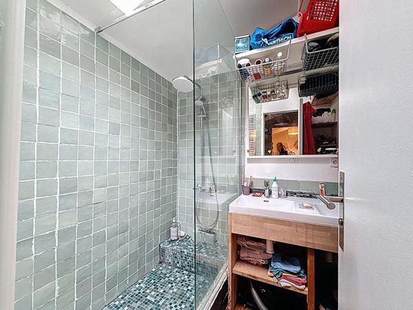 BAGNOLET COTE LES LILAS, AU CALME D'UNE SENTE A 650 METRES DU METRO MAIRIE DES LILAS, MAISON D'ARCHITECTE ALLIANT LE BOIS ET LE VERRE.