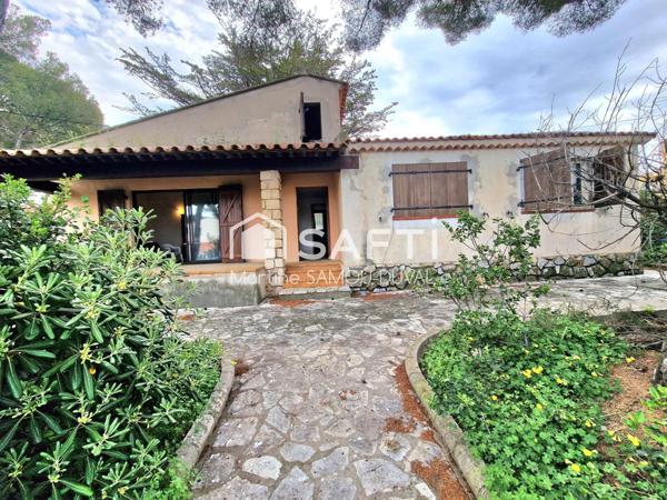 Le Brusc, Vue mer, maison ancienne de plain pied, jardin arboré de 823m2, garage. Maison sous offre