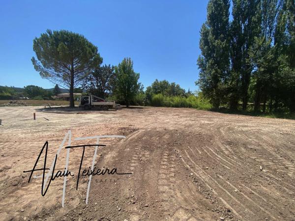 Terrain plat entièrement viabilisé