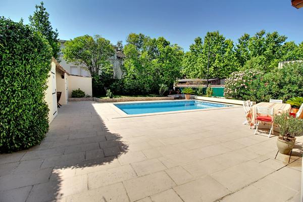 A VENDRE en EXCLUSIVITE à DRAGUIGNAN ! Propriété de caractère avec piscine, en plein coeur de ville - Possibilité 2 logements ou activité professionnelle.