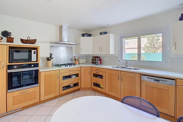 A VENDRE en EXCLUSIVITE à DRAGUIGNAN ! Propriété de caractère avec piscine, en plein coeur de ville - Possibilité 2 logements ou activité professionnelle.