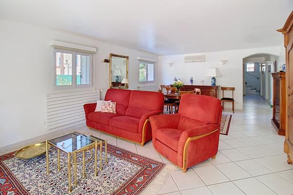 A VENDRE en EXCLUSIVITE à DRAGUIGNAN ! Propriété de caractère avec piscine, en plein coeur de ville - Possibilité 2 logements ou activité professionnelle.