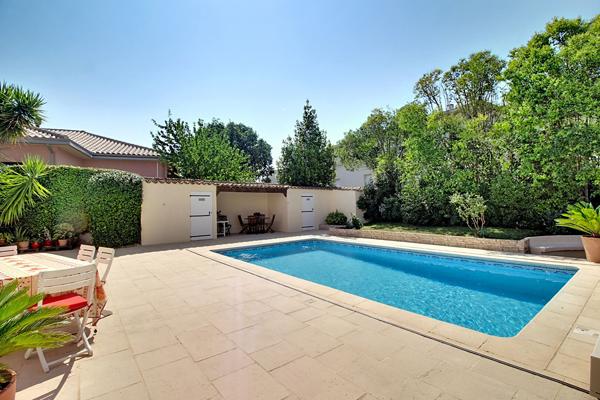 A VENDRE en EXCLUSIVITE à DRAGUIGNAN ! Propriété de caractère avec piscine, en plein coeur de ville - Possibilité 2 logements ou activité professionnelle.