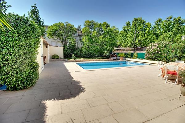 A VENDRE en EXCLUSIVITE à DRAGUIGNAN ! Propriété de caractère avec piscine, en plein coeur de ville - Possibilité 2 logements ou activité professionnelle.