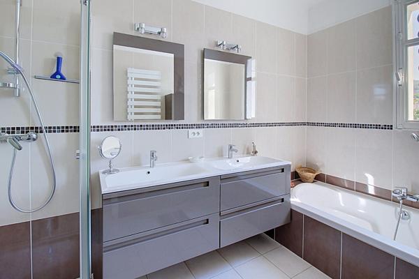 A VENDRE en EXCLUSIVITE à DRAGUIGNAN ! Propriété de caractère avec piscine, en plein coeur de ville - Possibilité 2 logements ou activité professionnelle.
