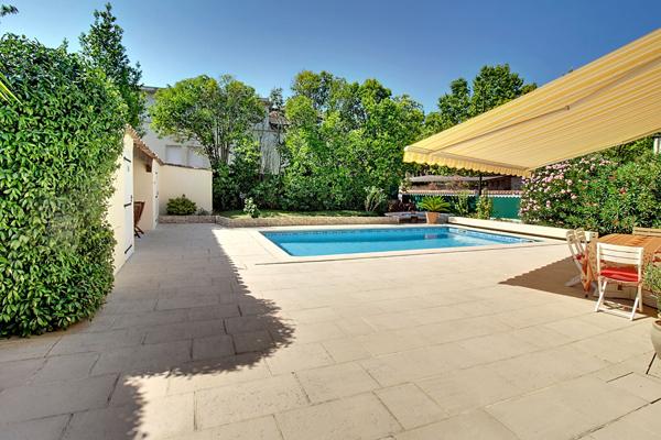 A VENDRE en EXCLUSIVITE à DRAGUIGNAN ! Propriété de caractère avec piscine, en plein coeur de ville - Possibilité 2 logements ou activité professionnelle.