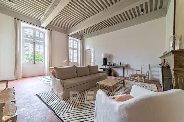 Hôtel Particulier du XVIIe siècle entièrement restauré en coeur de village