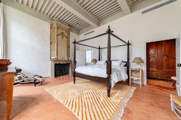 Hôtel Particulier du XVIIe siècle entièrement restauré en coeur de village