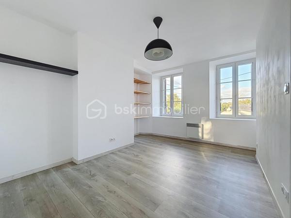 Découvrez cette maison très agréable à vivre, idéalement située dans un cadre verdoyant aux portes de Saint-Lô et de toutes ses commodités.
Entièrement repensée pour votre confort, sa rénovation récente améliore considérablement ses performances énergétiques, un atout majeur et économique au quotidien !

Au rez-de-chaussée : Un séjour/salon lumineux, idéal pour vos moments de détente.

Une cuisine fonctionnelle, qui n'attend plus que d'être équipée et aménagée selon vos goûts.

Un espace buanderie agencé avec WC et chauffe-eau thermodynamique.

À l'étage : L'espace nuit comprend deux belles chambres, un bureau (qui peut être une troisième petite chambre) et une salle d'eau moderne avec douche et WC.

Bénéficez d'un garage privatif et deux petites dépendances situées dans la cour, parfaites pour le stockage ou le bricolage.

Une maison saine, économe et prête à accueillir vos projets.
Cette maison est vendue vide et j'ai réalisé un aménagement avec l'ia pour vous aider à vous projetter !
À visiter sans tarder !