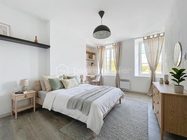 Découvrez cette maison très agréable à vivre, idéalement située dans un cadre verdoyant aux portes de Saint-Lô et de toutes ses commodités.
Entièrement repensée pour votre confort, sa rénovation récente améliore considérablement ses performances énergétiques, un atout majeur et économique au quotidien !

Au rez-de-chaussée : Un séjour/salon lumineux, idéal pour vos moments de détente.

Une cuisine fonctionnelle, qui n'attend plus que d'être équipée et aménagée selon vos goûts.

Un espace buanderie agencé avec WC et chauffe-eau thermodynamique.

À l'étage : L'espace nuit comprend deux belles chambres, un bureau (qui peut être une troisième petite chambre) et une salle d'eau moderne avec douche et WC.

Bénéficez d'un garage privatif et deux petites dépendances situées dans la cour, parfaites pour le stockage ou le bricolage.

Une maison saine, économe et prête à accueillir vos projets.
Cette maison est vendue vide et j'ai réalisé un aménagement avec l'ia pour vous aider à vous projetter !
À visiter sans tarder !