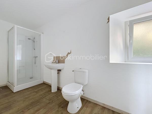 Découvrez cette maison très agréable à vivre, idéalement située dans un cadre verdoyant aux portes de Saint-Lô et de toutes ses commodités.
Entièrement repensée pour votre confort, sa rénovation récente améliore considérablement ses performances énergétiques, un atout majeur et économique au quotidien !

Au rez-de-chaussée : Un séjour/salon lumineux, idéal pour vos moments de détente.

Une cuisine fonctionnelle, qui n'attend plus que d'être équipée et aménagée selon vos goûts.

Un espace buanderie agencé avec WC et chauffe-eau thermodynamique.

À l'étage : L'espace nuit comprend deux belles chambres, un bureau (qui peut être une troisième petite chambre) et une salle d'eau moderne avec douche et WC.

Bénéficez d'un garage privatif et deux petites dépendances situées dans la cour, parfaites pour le stockage ou le bricolage.

Une maison saine, économe et prête à accueillir vos projets.
Cette maison est vendue vide et j'ai réalisé un aménagement avec l'ia pour vous aider à vous projetter !
À visiter sans tarder !