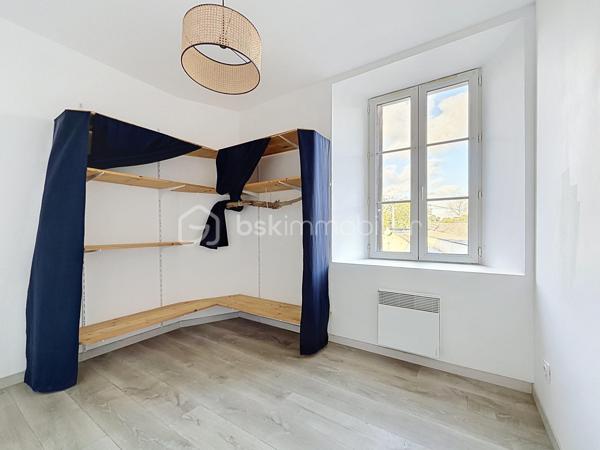 Découvrez cette maison très agréable à vivre, idéalement située dans un cadre verdoyant aux portes de Saint-Lô et de toutes ses commodités.
Entièrement repensée pour votre confort, sa rénovation récente améliore considérablement ses performances énergétiques, un atout majeur et économique au quotidien !

Au rez-de-chaussée : Un séjour/salon lumineux, idéal pour vos moments de détente.

Une cuisine fonctionnelle, qui n'attend plus que d'être équipée et aménagée selon vos goûts.

Un espace buanderie agencé avec WC et chauffe-eau thermodynamique.

À l'étage : L'espace nuit comprend deux belles chambres, un bureau (qui peut être une troisième petite chambre) et une salle d'eau moderne avec douche et WC.

Bénéficez d'un garage privatif et deux petites dépendances situées dans la cour, parfaites pour le stockage ou le bricolage.

Une maison saine, économe et prête à accueillir vos projets.
Cette maison est vendue vide et j'ai réalisé un aménagement avec l'ia pour vous aider à vous projetter !
À visiter sans tarder !