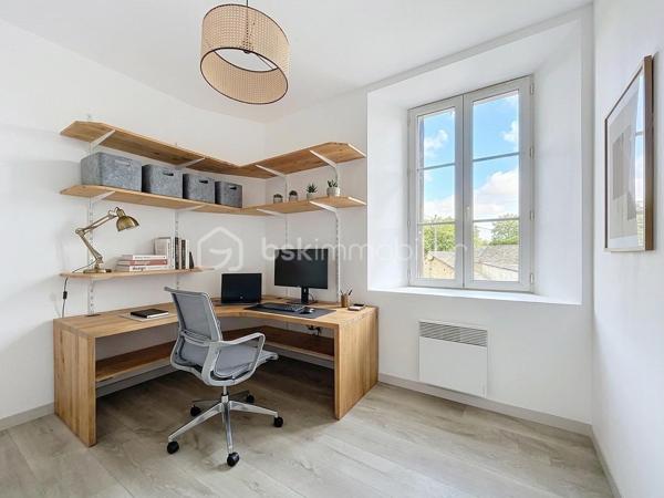 Découvrez cette maison très agréable à vivre, idéalement située dans un cadre verdoyant aux portes de Saint-Lô et de toutes ses commodités.
Entièrement repensée pour votre confort, sa rénovation récente améliore considérablement ses performances énergétiques, un atout majeur et économique au quotidien !

Au rez-de-chaussée : Un séjour/salon lumineux, idéal pour vos moments de détente.

Une cuisine fonctionnelle, qui n'attend plus que d'être équipée et aménagée selon vos goûts.

Un espace buanderie agencé avec WC et chauffe-eau thermodynamique.

À l'étage : L'espace nuit comprend deux belles chambres, un bureau (qui peut être une troisième petite chambre) et une salle d'eau moderne avec douche et WC.

Bénéficez d'un garage privatif et deux petites dépendances situées dans la cour, parfaites pour le stockage ou le bricolage.

Une maison saine, économe et prête à accueillir vos projets.
Cette maison est vendue vide et j'ai réalisé un aménagement avec l'ia pour vous aider à vous projetter !
À visiter sans tarder !