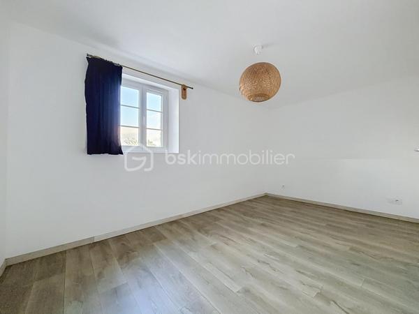 Découvrez cette maison très agréable à vivre, idéalement située dans un cadre verdoyant aux portes de Saint-Lô et de toutes ses commodités.
Entièrement repensée pour votre confort, sa rénovation récente améliore considérablement ses performances énergétiques, un atout majeur et économique au quotidien !

Au rez-de-chaussée : Un séjour/salon lumineux, idéal pour vos moments de détente.

Une cuisine fonctionnelle, qui n'attend plus que d'être équipée et aménagée selon vos goûts.

Un espace buanderie agencé avec WC et chauffe-eau thermodynamique.

À l'étage : L'espace nuit comprend deux belles chambres, un bureau (qui peut être une troisième petite chambre) et une salle d'eau moderne avec douche et WC.

Bénéficez d'un garage privatif et deux petites dépendances situées dans la cour, parfaites pour le stockage ou le bricolage.

Une maison saine, économe et prête à accueillir vos projets.
Cette maison est vendue vide et j'ai réalisé un aménagement avec l'ia pour vous aider à vous projetter !
À visiter sans tarder !