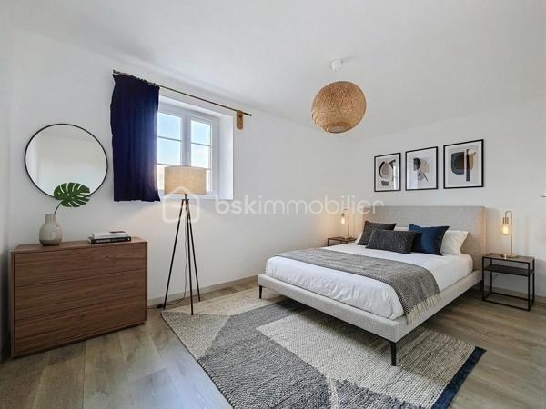 Découvrez cette maison très agréable à vivre, idéalement située dans un cadre verdoyant aux portes de Saint-Lô et de toutes ses commodités.
Entièrement repensée pour votre confort, sa rénovation récente améliore considérablement ses performances énergétiques, un atout majeur et économique au quotidien !

Au rez-de-chaussée : Un séjour/salon lumineux, idéal pour vos moments de détente.

Une cuisine fonctionnelle, qui n'attend plus que d'être équipée et aménagée selon vos goûts.

Un espace buanderie agencé avec WC et chauffe-eau thermodynamique.

À l'étage : L'espace nuit comprend deux belles chambres, un bureau (qui peut être une troisième petite chambre) et une salle d'eau moderne avec douche et WC.

Bénéficez d'un garage privatif et deux petites dépendances situées dans la cour, parfaites pour le stockage ou le bricolage.

Une maison saine, économe et prête à accueillir vos projets.
Cette maison est vendue vide et j'ai réalisé un aménagement avec l'ia pour vous aider à vous projetter !
À visiter sans tarder !